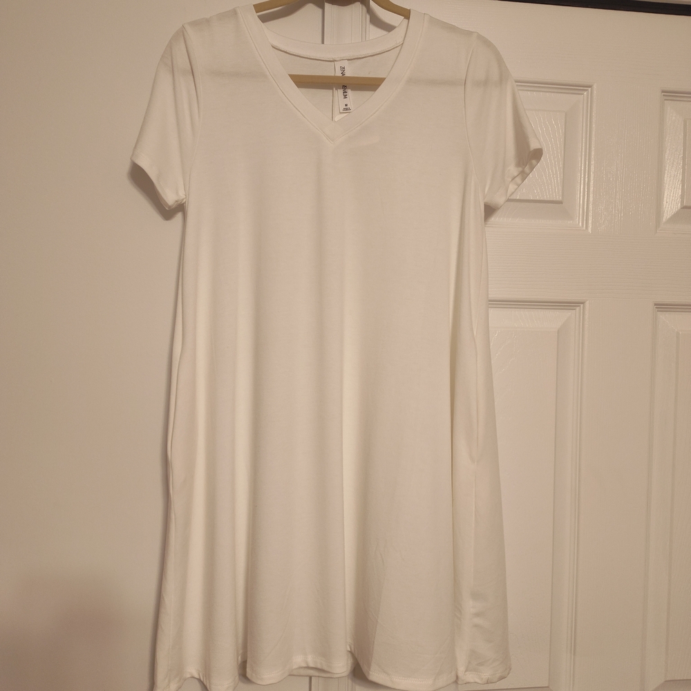 Zenana Outfitters Cream V-Neck Short Sleeve Tee Shirt Dress. Size Medium.
